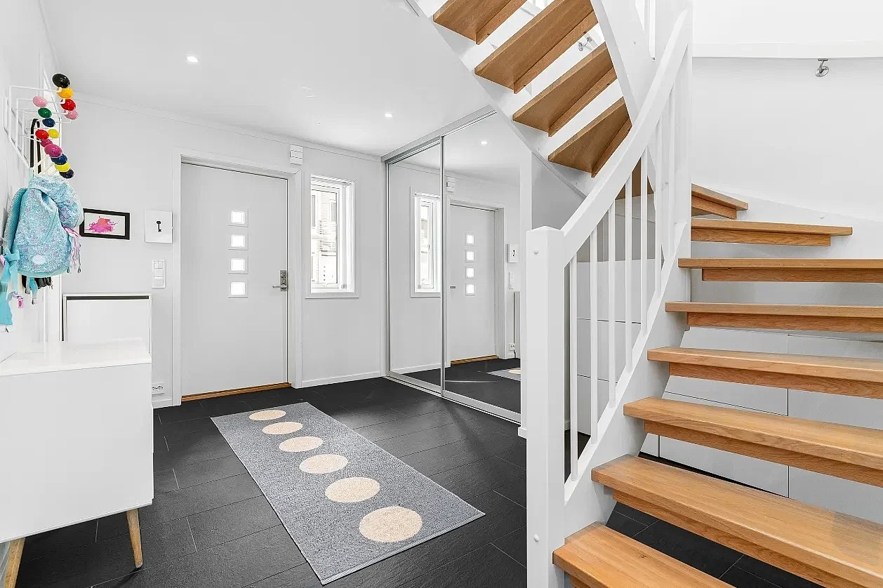 Modern ve estetik tasarımlı profesyonel ahşap merdiven, masif basamak ve küpeşte uygulamaları