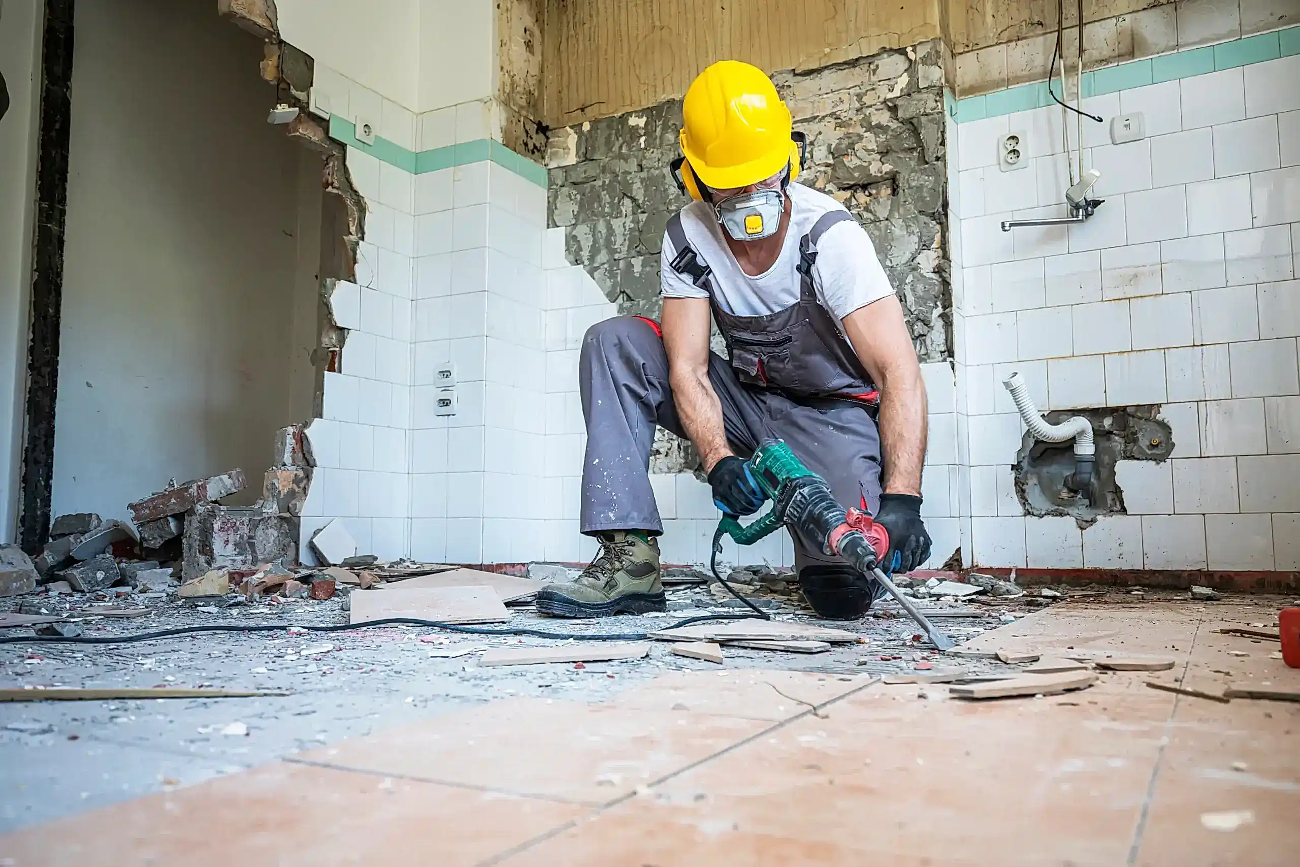 Komple ev tadilatı yapılmış modern salon ve yenilenmiş iç mekan dekorasyonu