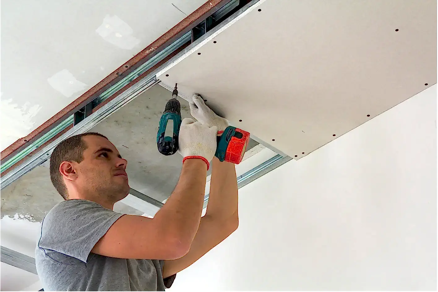 Mimarın müşteriye tadilat projesi üzerinden detayları anlattığı ofis toplantısı