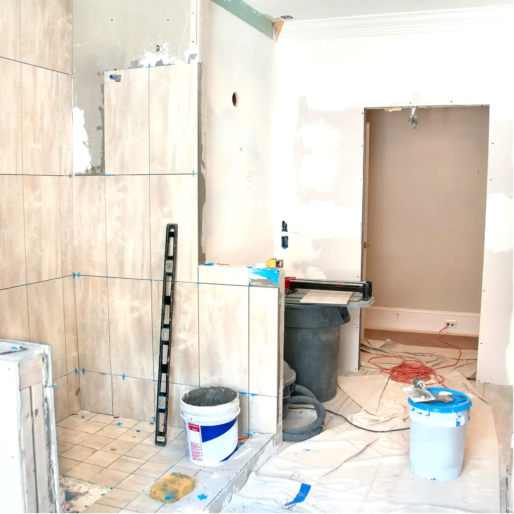 Kırılıp yeniden yapılmış, duşakabin, gömme rezervuar ve seramik işçiliği tamamlanmış banyo tadilatı.