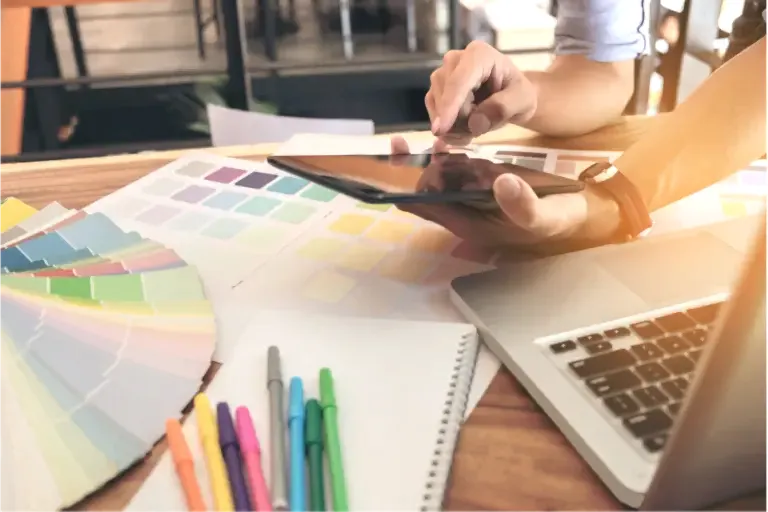 Tablet üzerinden boya badana maliyeti hesaplayan ev sahibi ve boya ustası