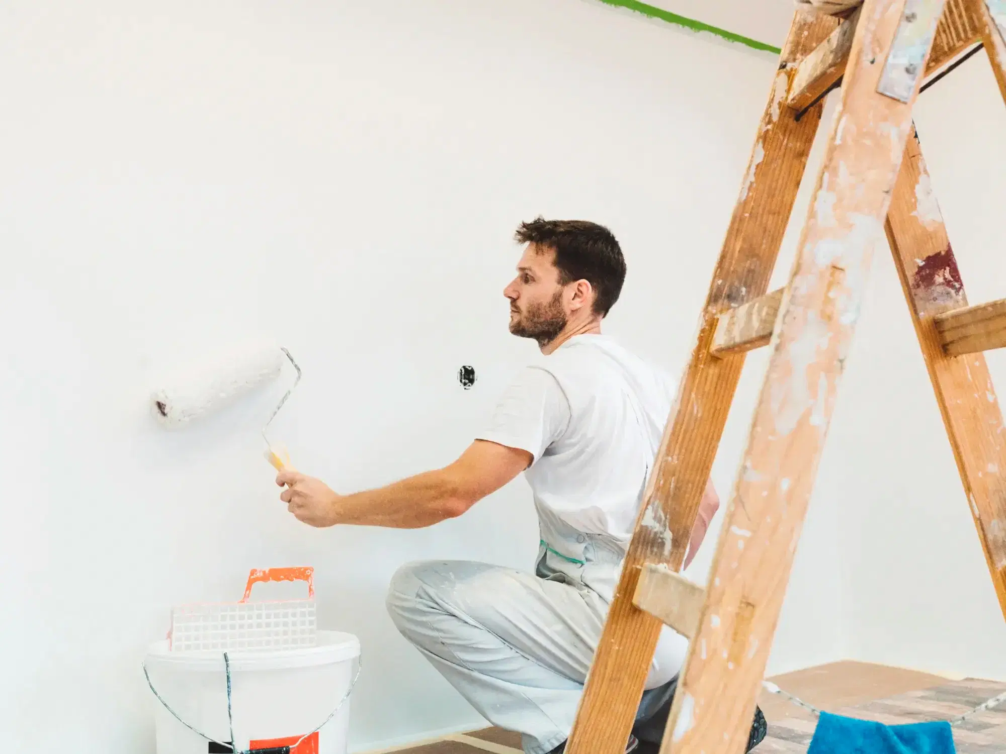 Laminat parke döşemesi yapılmış ve saten alçı üzerine boya uygulanmış pürüzsüz duvarlar.