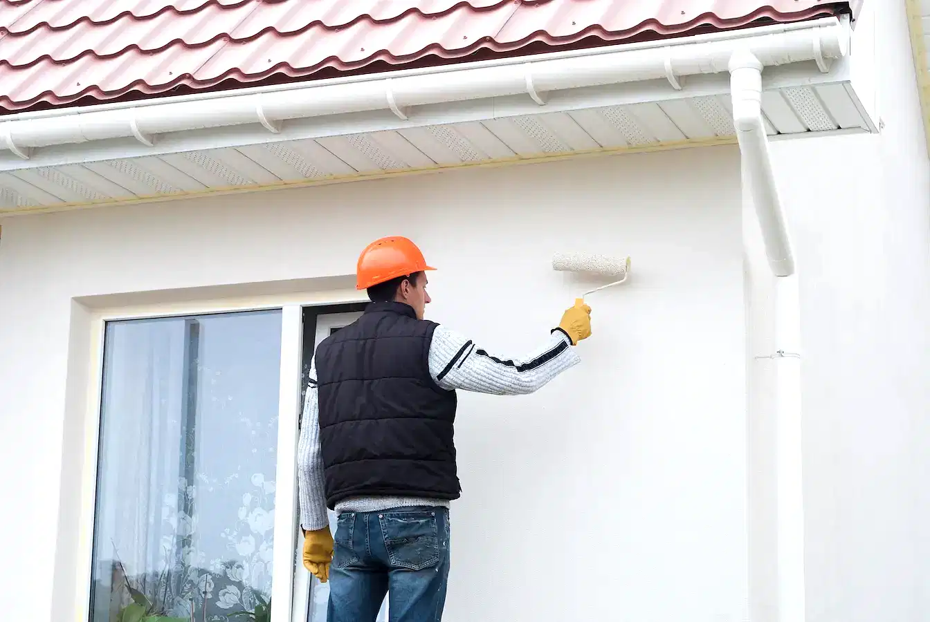 Binanın dış cephesine boya uygulayan boyacı