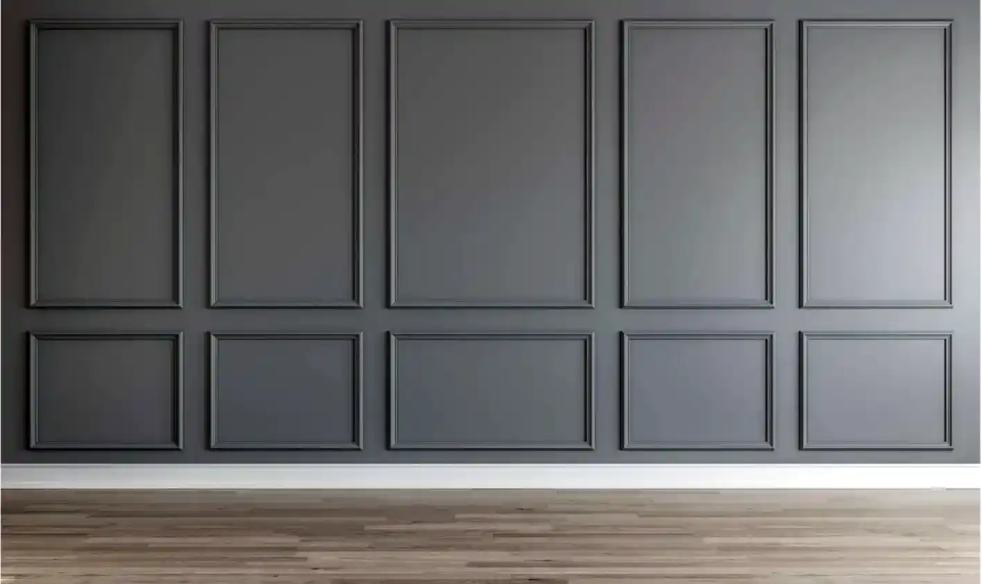 Duvar çıtalama uygulaması yapılmış bir duvar görseli.