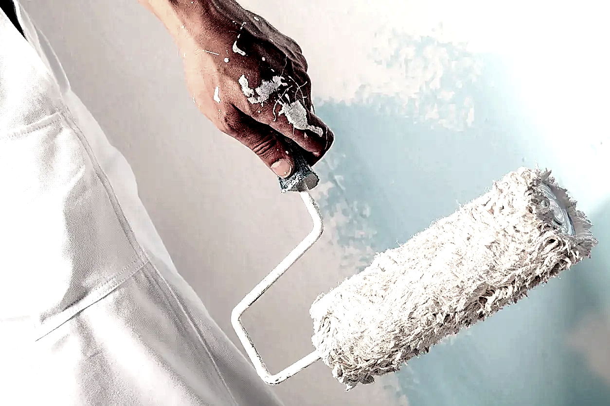 Elinde rulo tutan bir boyacı