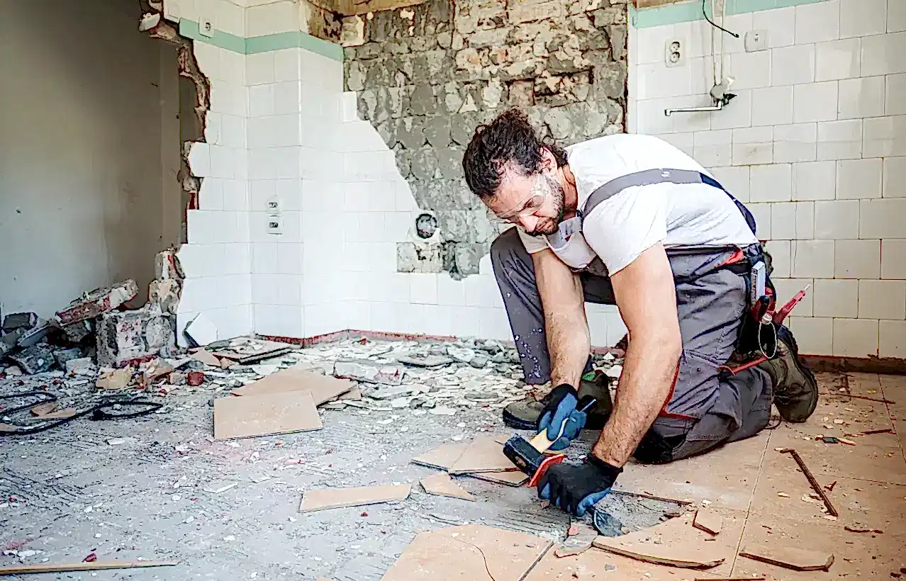 Eski zemin fayanslarını söken işçi ile komple anahtar teslim ev tadilatı ve yıkım süreci.