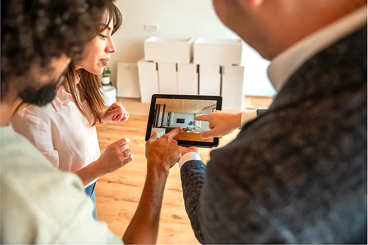 İç mimar tadilat yapılacak evde keşif sırasında ev sahiplerine tablet üzerinden projenin bitmiş halini gösteriyor.