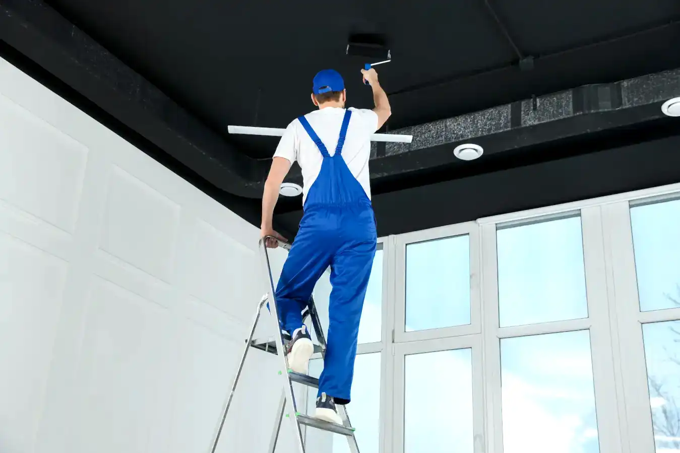 Ofis tavanını siyaha boyayan boya badana ustası