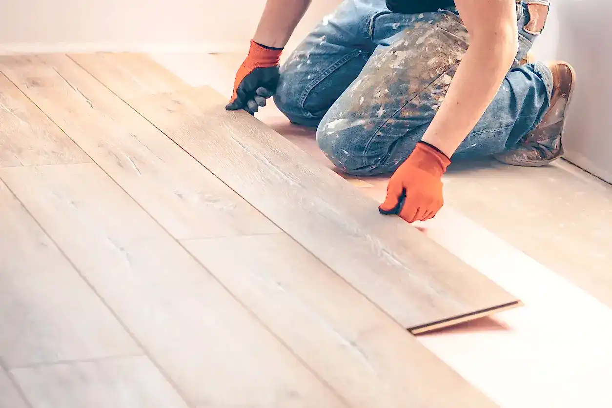 Laminat parke döşemesi yapan usta ve parke detayları