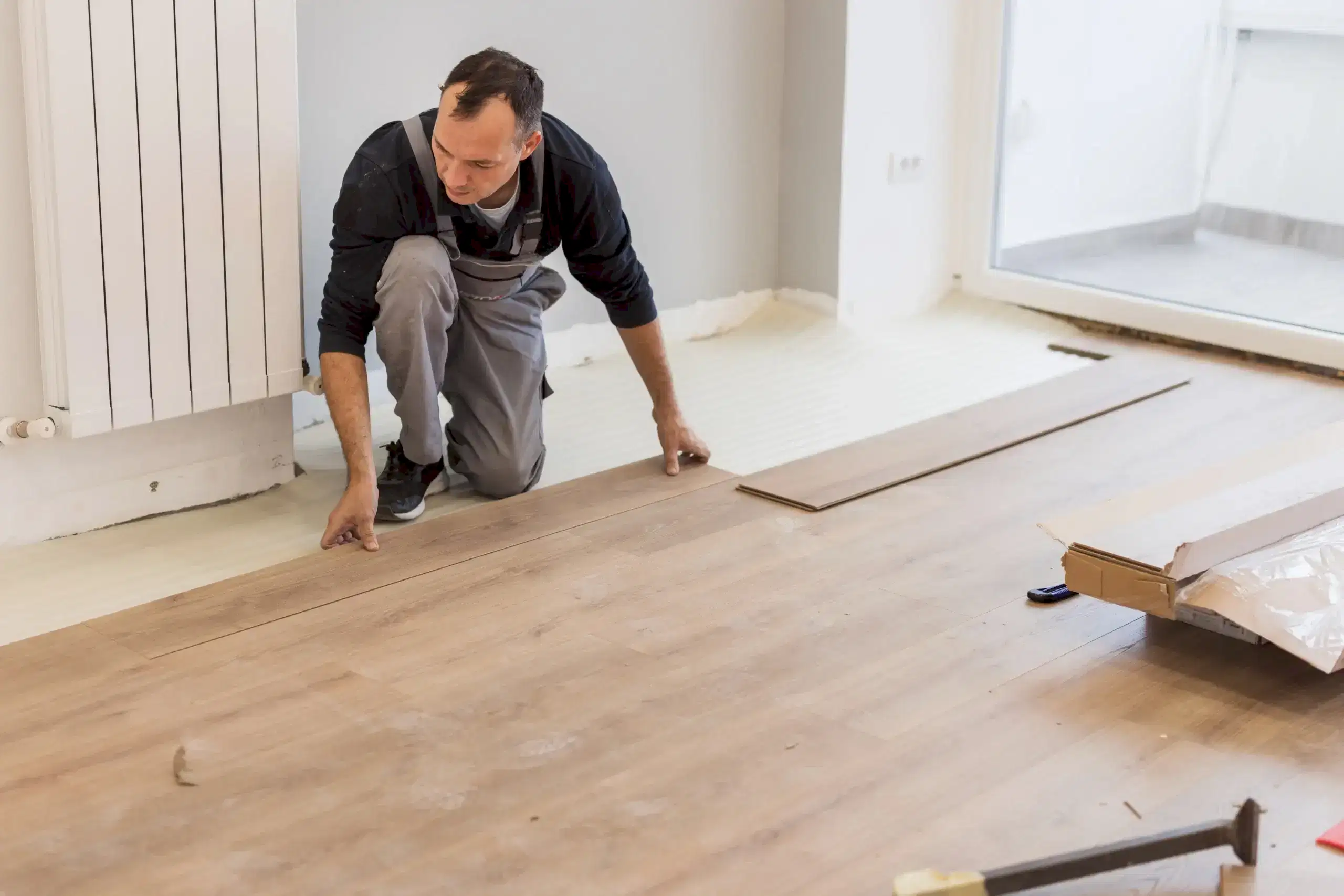 İstanbul'da laminat parke döşeyen profesyonel usta ve yenilenmiş ahşap zemin