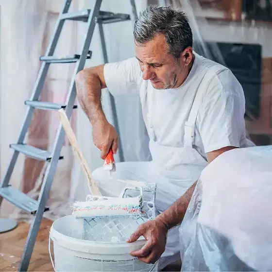 Boya kovasından rulosuna boya alan boya badana ustası