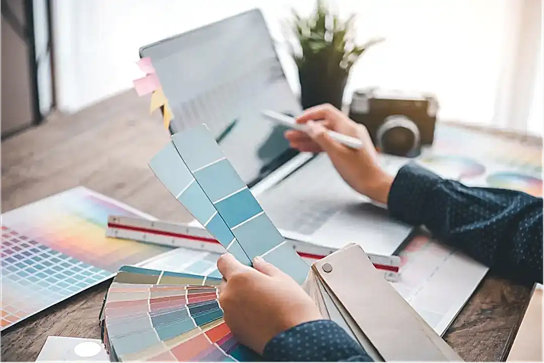 Bilgisayar başında online renk kataloğunu kullanarak renk seçimi yapan kişi