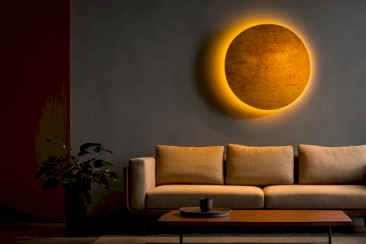 Antrasit gri duvar boyası üzerine sıcak aydınlatma ve bej koltuk ile modern salon dekorasyonu