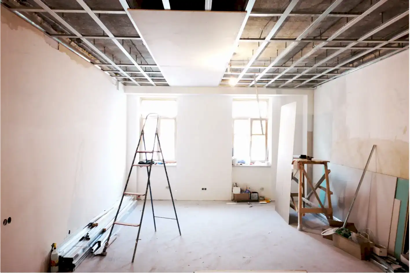 Boyaya hazır pürüzsüz saten alçı çekilmiş duvar yüzeyi