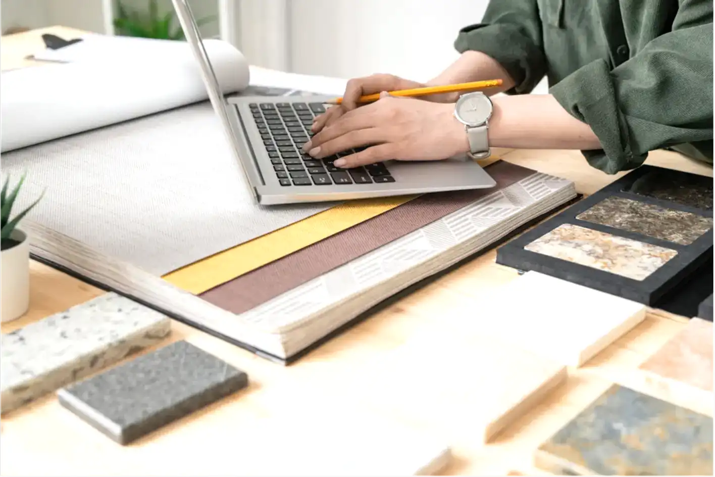 Seramik fiyatı hesaplamak için cinderfield.online online seramik fiyat hesaplama aracını kullanan kişi