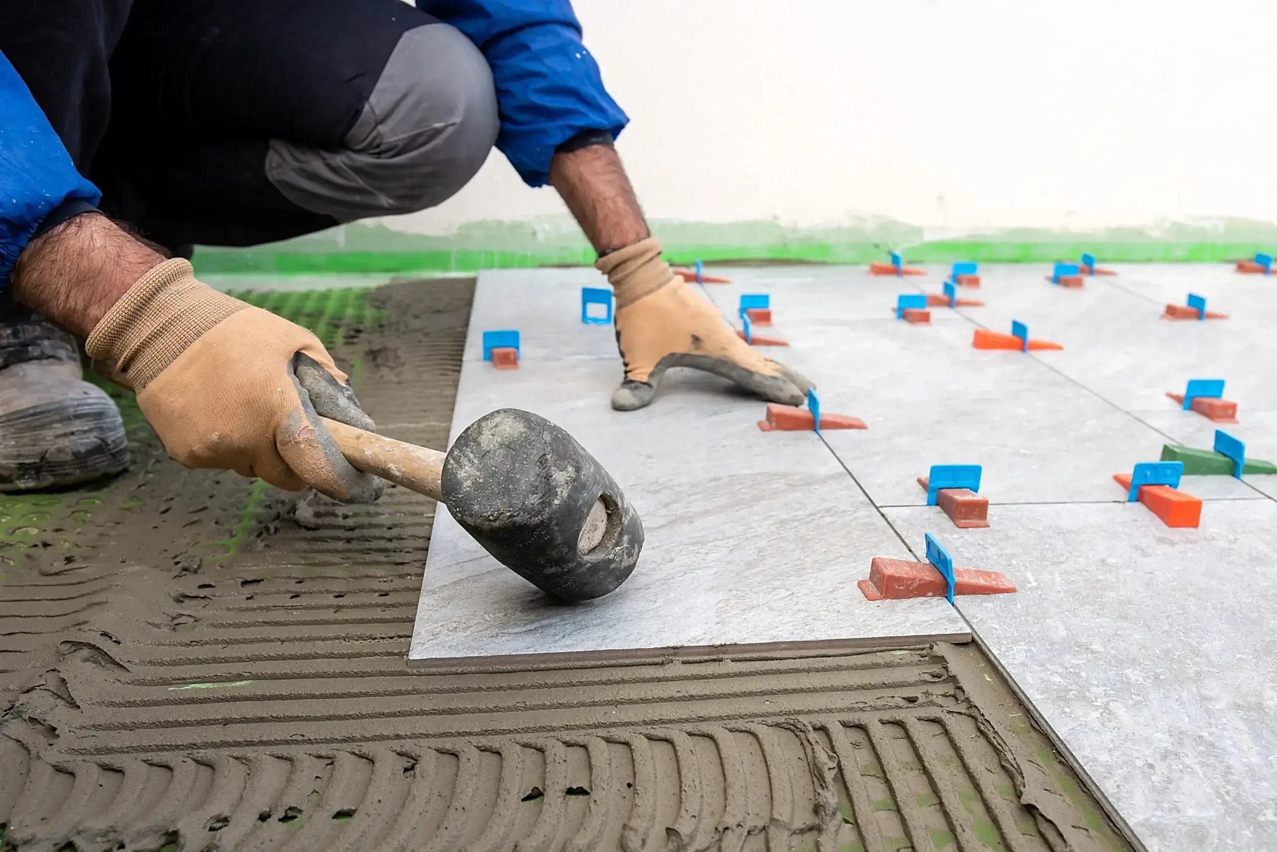 Banyo zeminine seramik döşeyen usta