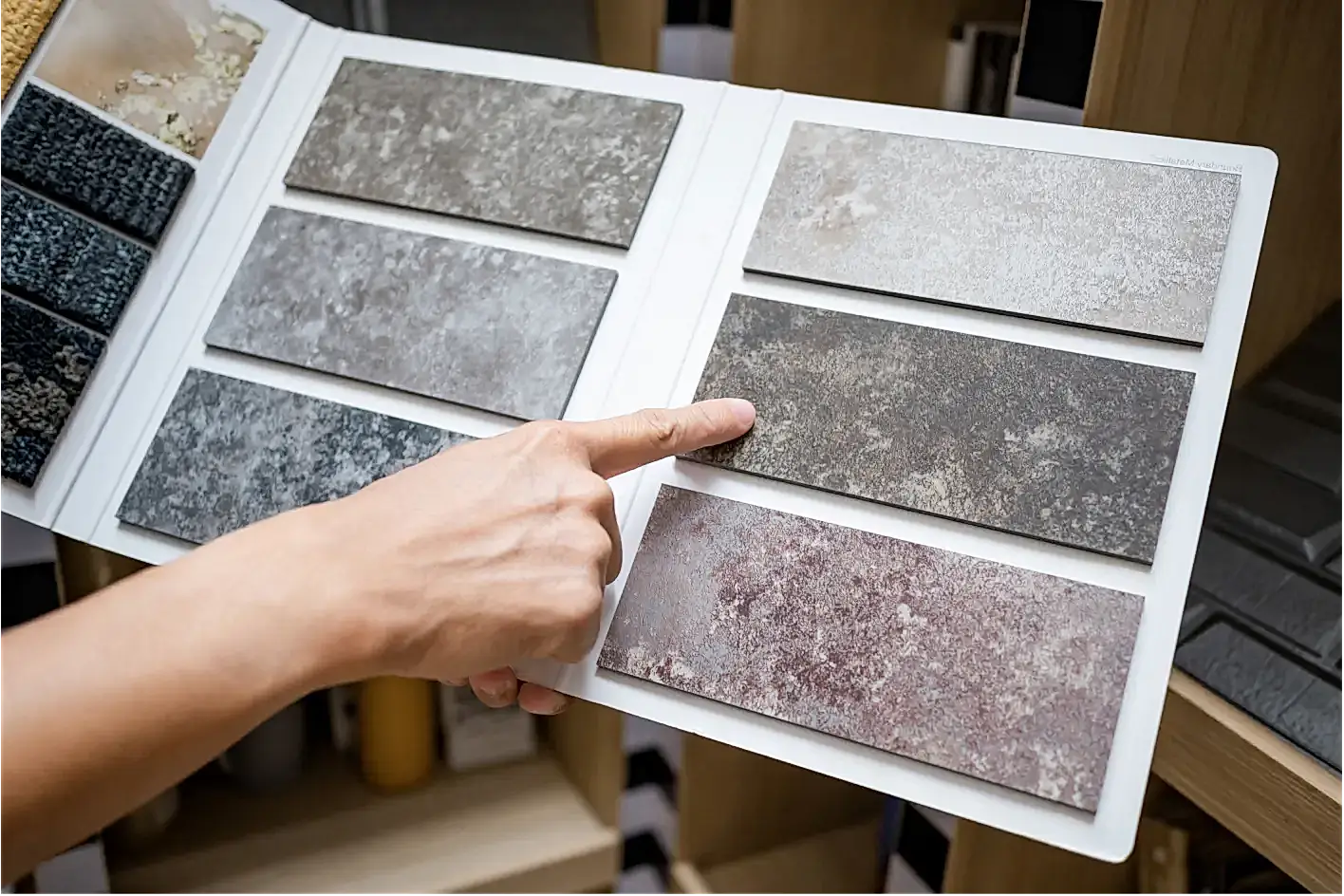 Seramik kataloğunu inceleyen müşteri