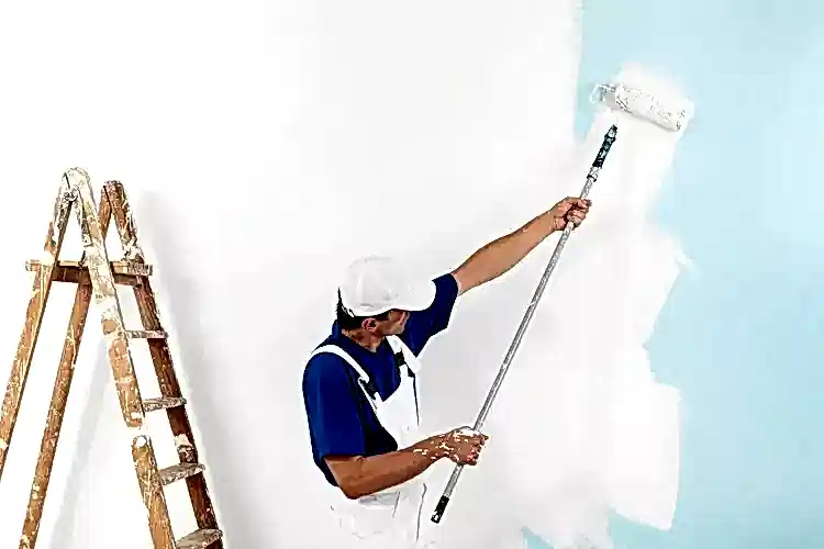 Mavi duvarı beyaza boyayan boyacı