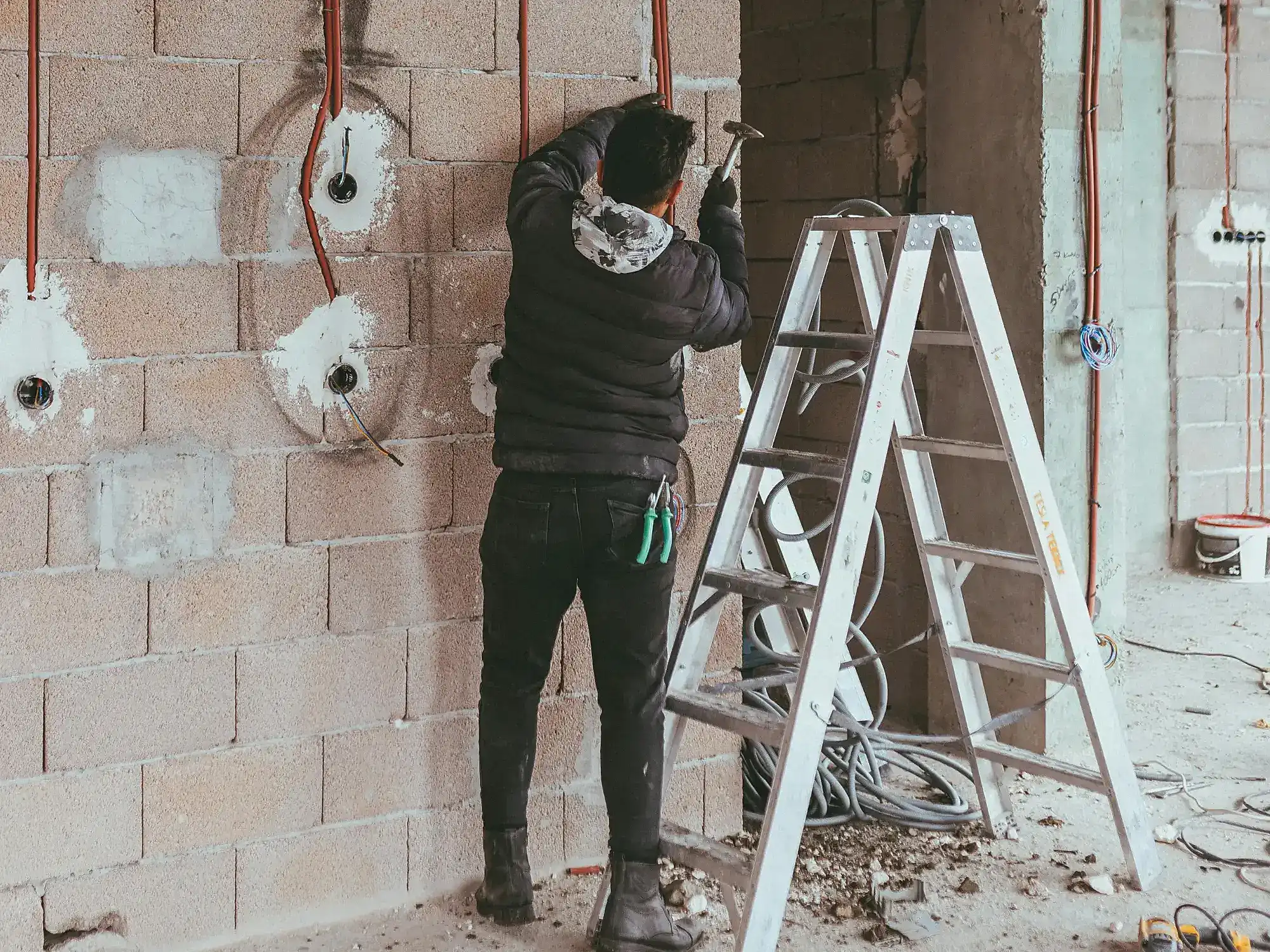Ev tadilatı sırasında yenilenen elektrik ve su tesisatı altyapı çalışmaları.